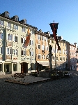 mit Kolpingfahnen geschmückter Marienbrunnen in der historischen Tölzer Marktstr.