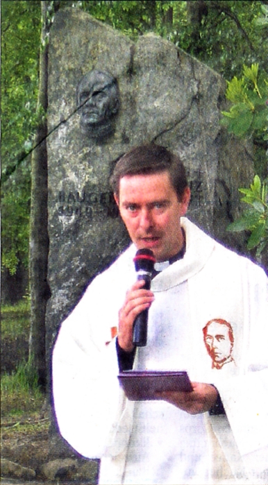 Diözesanpräses Stephan Schröder feierte die Messe am Kolping-	Gedenkstein.